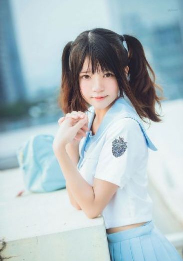 女人趴到床脱了内裤打光屁股视频